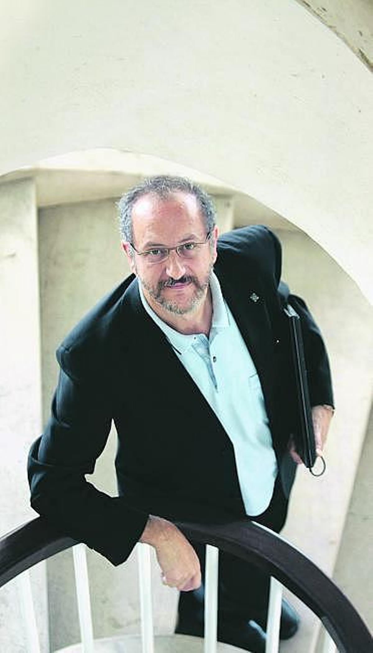 Nicolás Olea, en la escalera de acceso al Paraninfo de la Laboral.