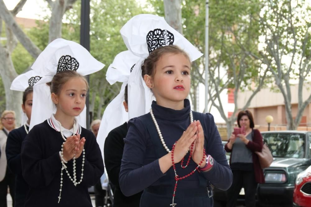 Procesión de los alumnos de Primaria e Infantil del colegio Adoratrices de Cartagena