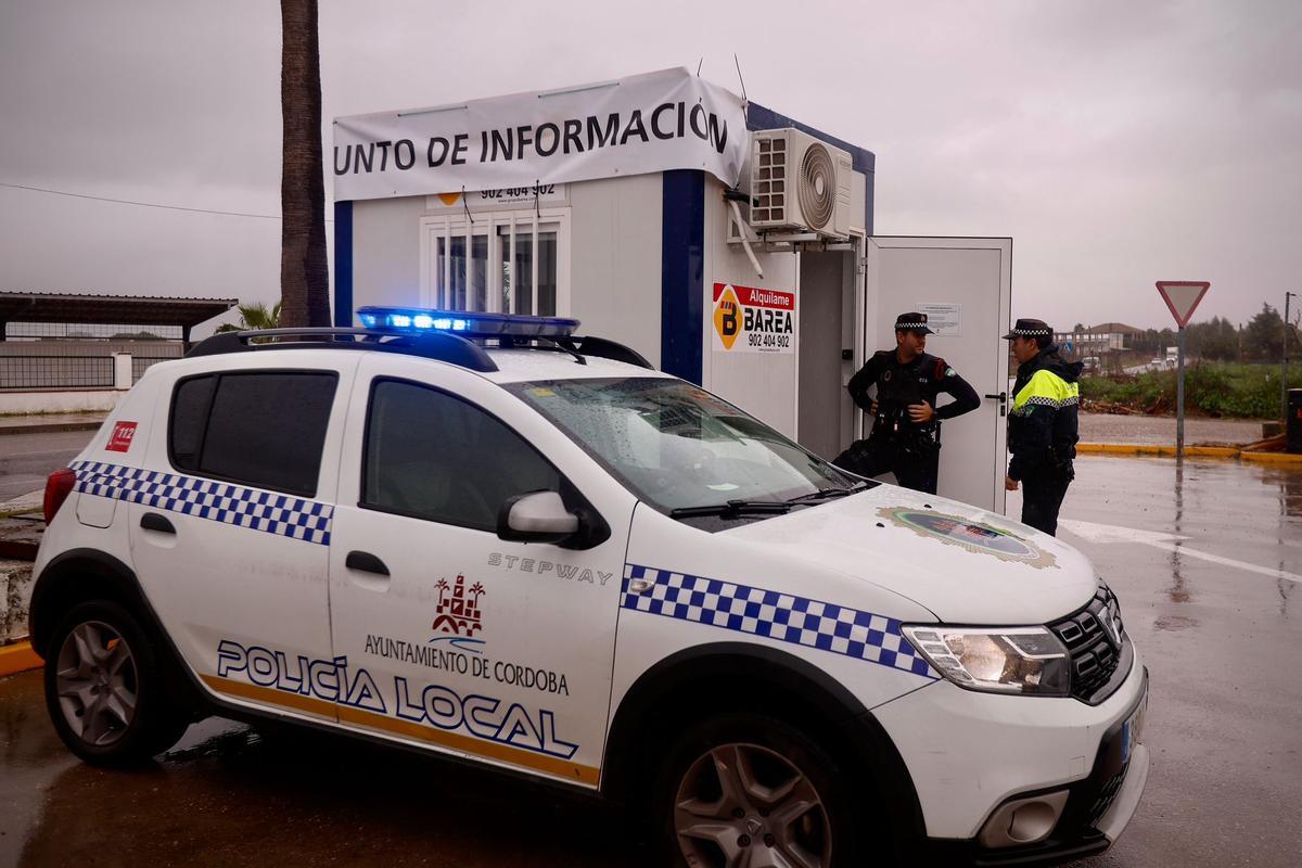 Vecinos de Majaneque acceden a sus viviendas a recoger enseres