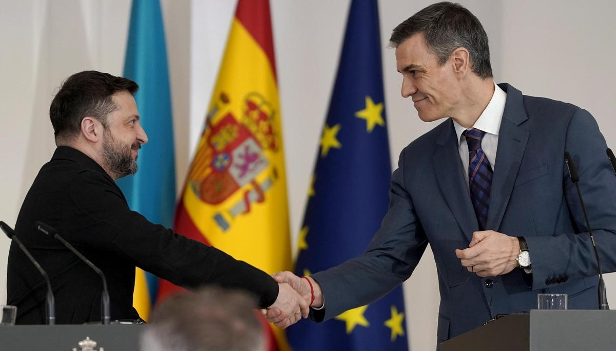 El presidente del Gobierno, Pedro Sánchez, durante el encuentro con el presidente de Ucrania, Volodímir Zelenski, en La Moncloa.