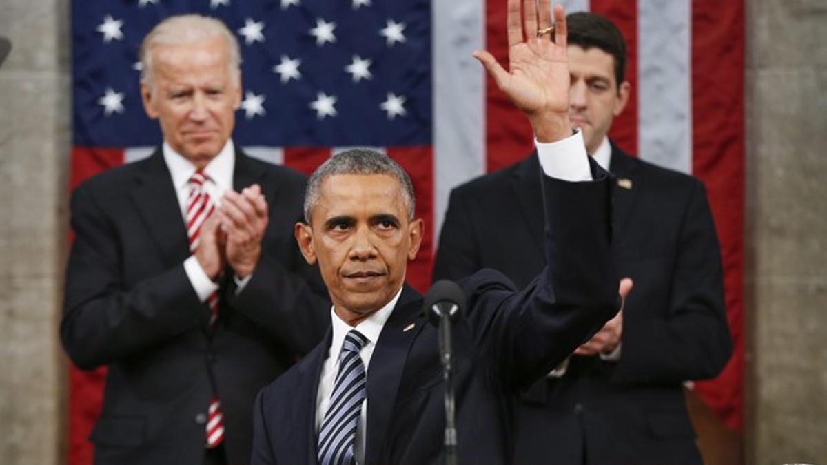 Obama saluda tras pronunciar su último discurso del estado de la unión, este martes en el Capitolio.