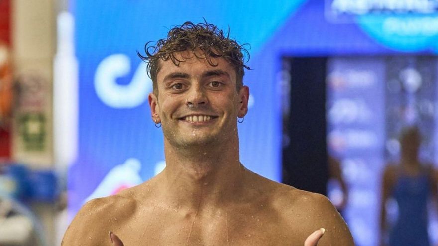 A la izquierda, Arbidel González, tras clasificarse para el Mundial. Arriba, con la medalla al cuello. | EFE / E. P.