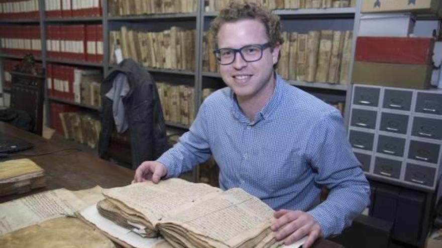 Abel Rubió a l&#039;Arxiu de la Seu, que ocupa una habitació i un entresolat a l&#039;edifici del costat de Càritas