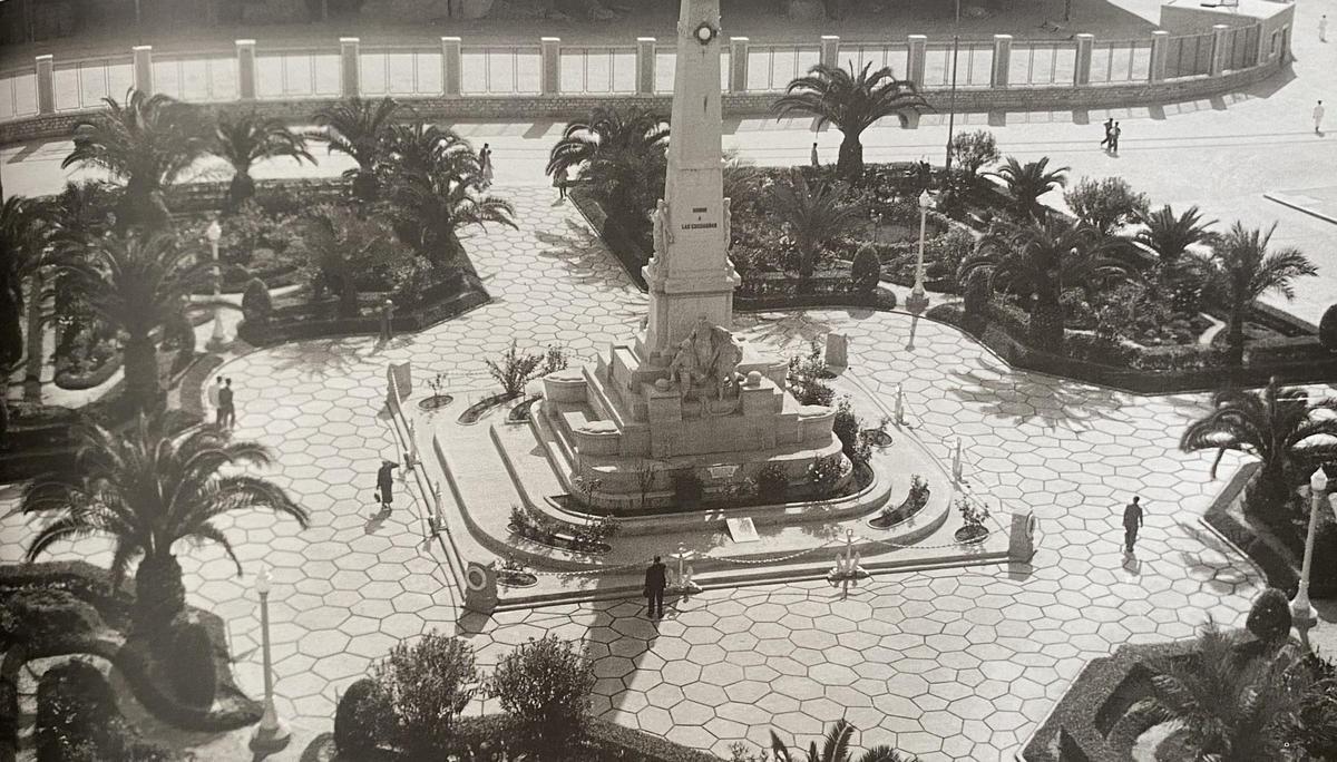 Monumento a los Héroes de Cavite, al fondo el muro de los tinglados
