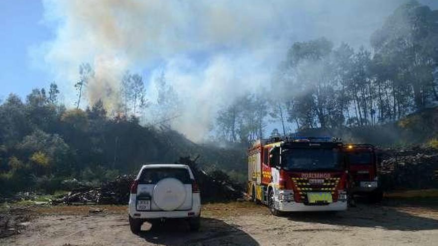 El incendio se declaró junto al polígono industrial. // Noé Parga