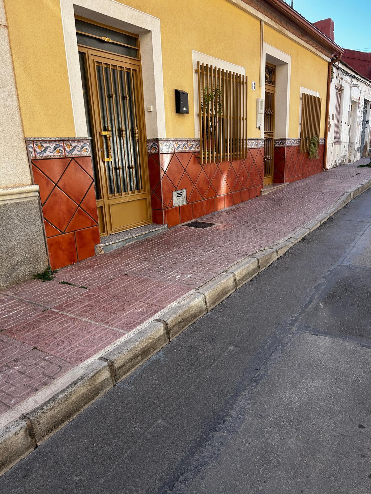 Imagen de la acera con un notable salto entre la acera y la calzada para una persona que se desplaza en silla de ruedas.