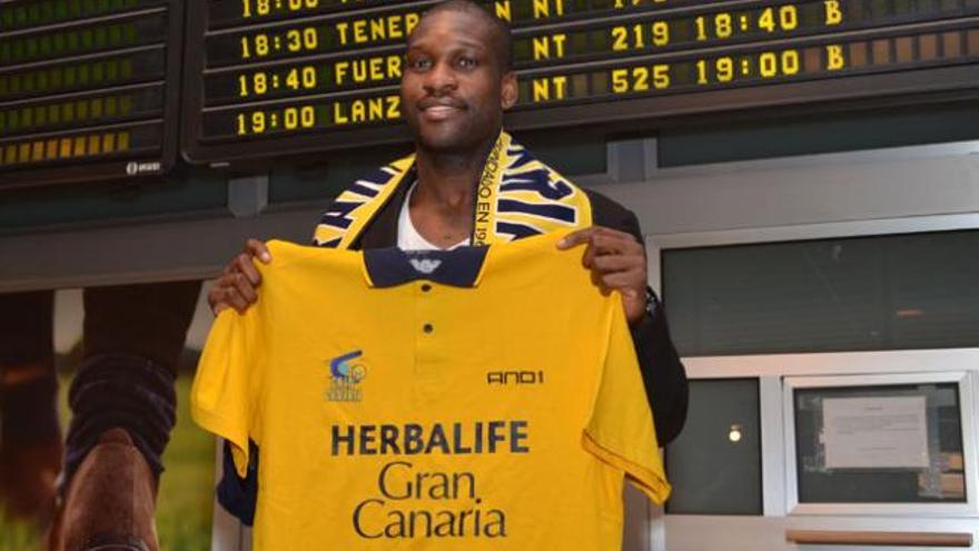 Chamberlain Oguchi, refuerzo del Herbalife Gran Canaria, posa con el polo oficial del club a su llegada a la Isla. | yaiza socorro