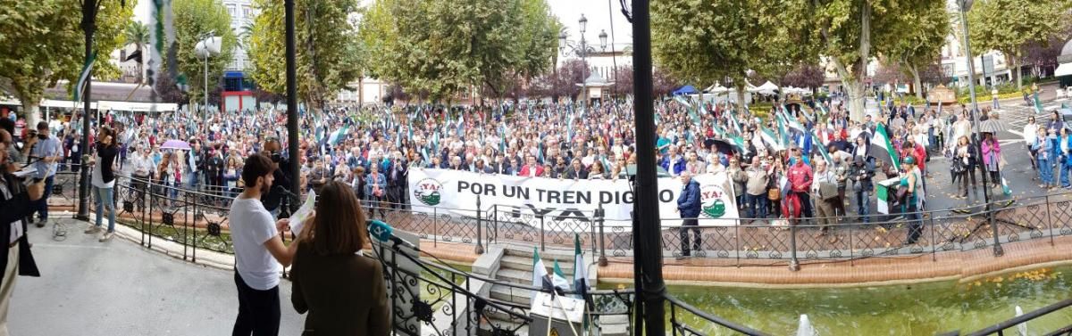 La manifestación por un ferrocarril digno para Extremadura en imágenes