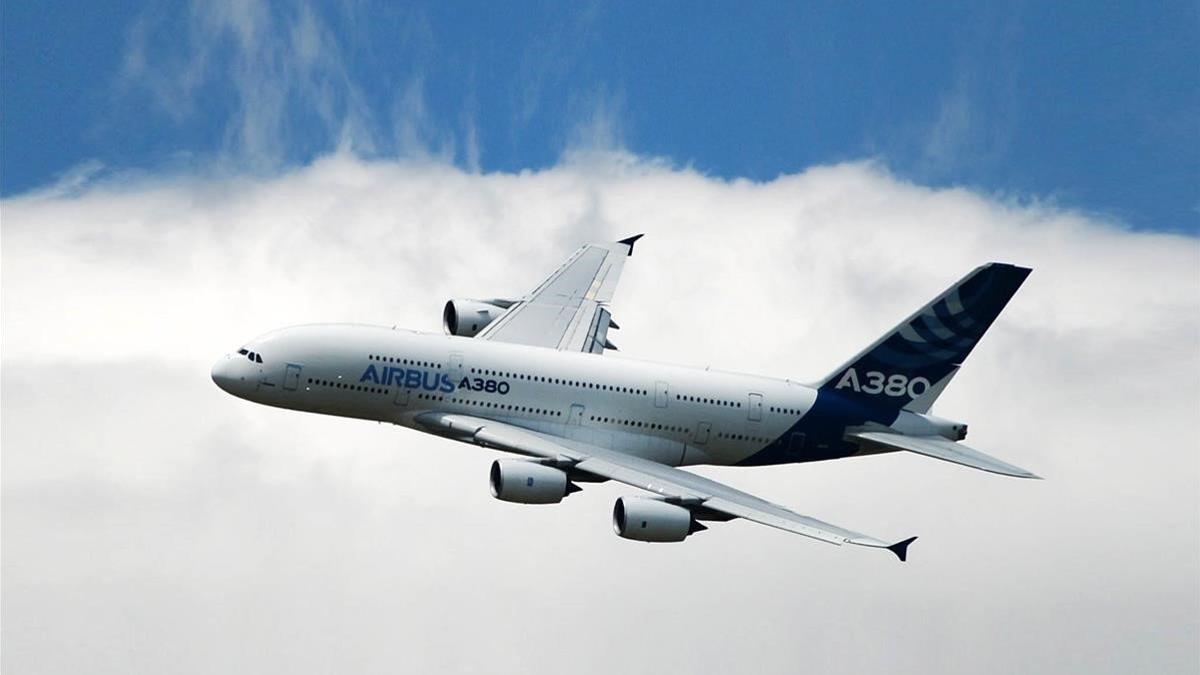 Un avión, modelo Airbus 380, sobrevuela Reino Unido