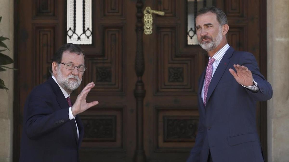 Mariano Rajoy y Felipe VI saludan a la prensa antes de entrar en el Palacio de Marivent para el almuerzo de trabajo.