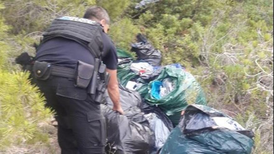 La Policía Local de Sant Josep requisa un alijo de material de venta ambulante.