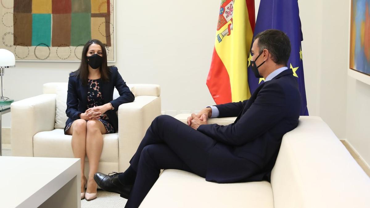 El presidente del Gobierno, Pedro Sánchez, recibe en la Moncloa a la líder de Ciudadanos, Inés Arrimadas, el pasado 2 de septiembre.