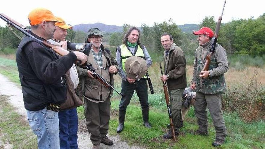 Un grupo de cazadores, en Ourense. // I.Osorio