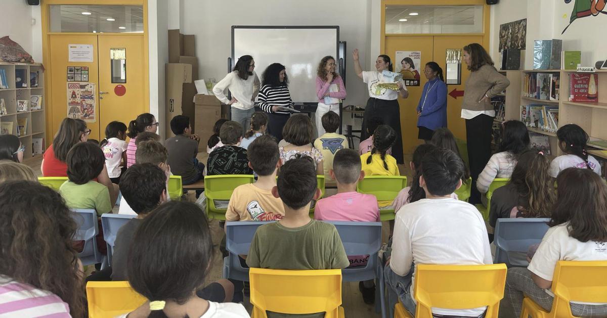 Las voluntarias de la Asociación Conecta durante el taller en el colegio Igrexa de Chapela. | F.A.T.C.