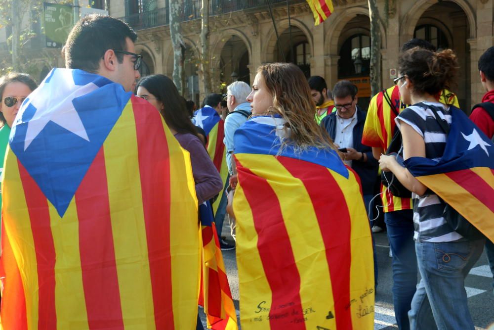 Centenars de persones es concentren als voltants del Parlament