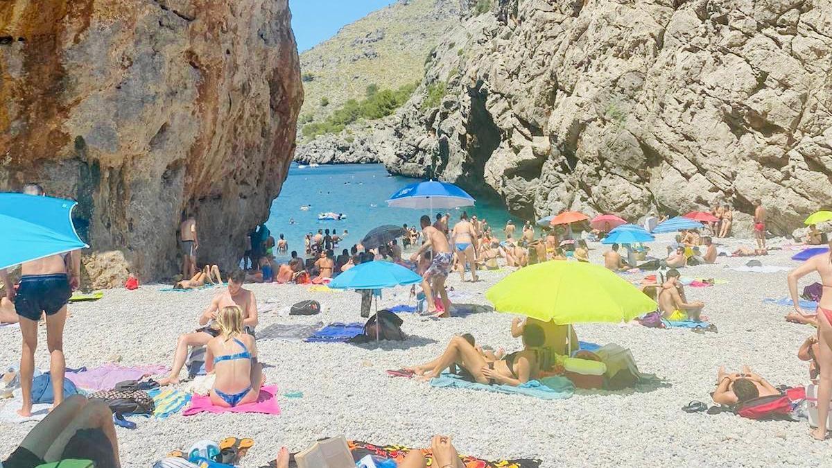 Im Sommer kann es am Strand des Torrent de Pareis schon einmal voll werden.