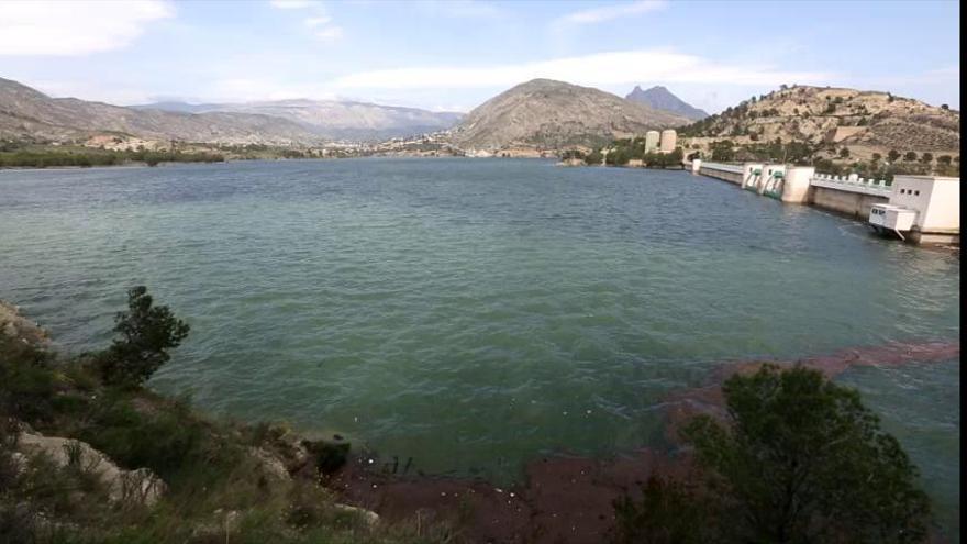 El Amadorio comienza a verter agua al mar