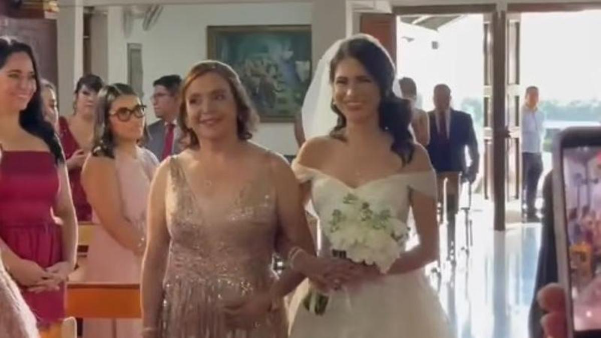 La novia y la madrina caminaron hacia el altar al son de 'Oliveira dos cen anos'.