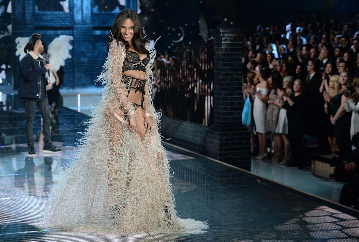 Cindy Bruna, con plumas en el desfile de Victoria's Secret Fashion Show 2015
