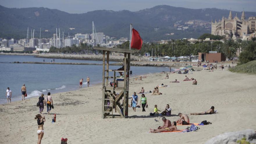 Am Stadtstrand Can Pere Antoni weht erneut eine rote Fahne: Badeverbot.