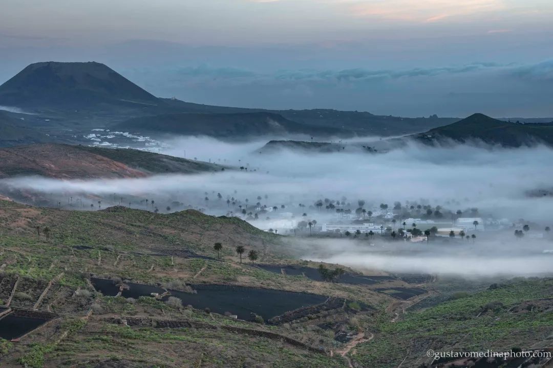 La densa niebla se apodera del valle de Haría