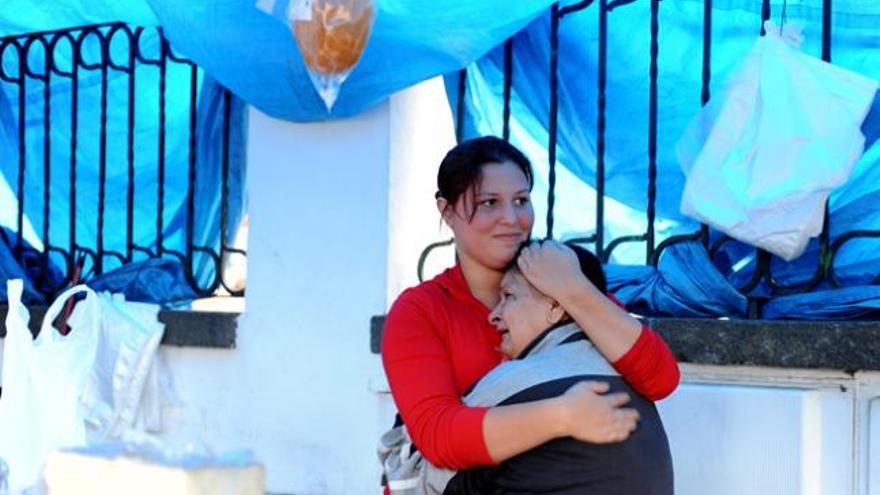 Laura, consolando a Josefa al conocer esta la muerte de Candelaria. i P. L. M.