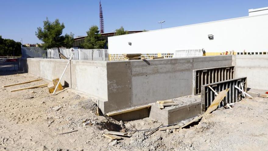 El colegio María Zambrano cuenta con un muro perimetral que disuadiría el agua en futuras riadas como la de julio. | JAIME GALINDO