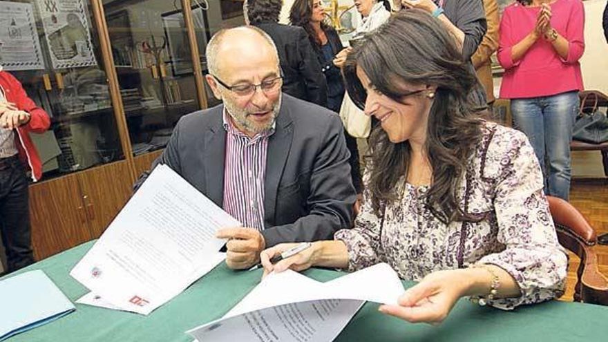 Francisco Rodríguez e Isabel Pérez firman el acuerdo para reeditar el bipartito en Ourense. // Jesús Regal