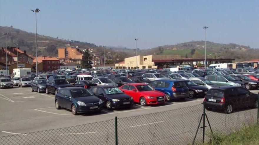 El parking de El Lleráu, en Cangas, el pasado domingo, lleno de coches.