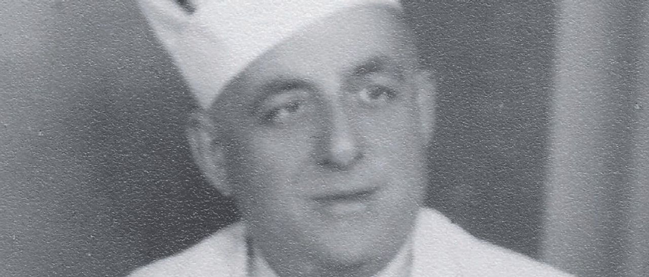 Antonio Irigoyen Ruíz con su uniforme impoluto
y gorro de chef. | // FAMILIA IRIGOYEN