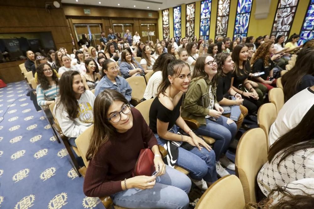 Encuentro de Ana Guerra y Cepeda con estudiantes en Murcia