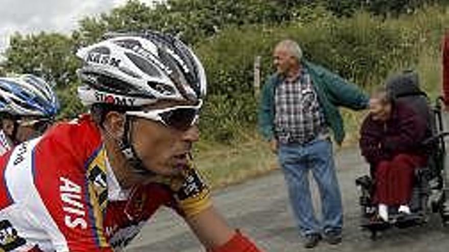 El colombiano Juan Mauricio Soler Hernández (Barloworld) durante la tercera etapa del Tour de Francia, disputada hoy entre las localidades francesas de Saint Malo y Nantes con un recorrido de 208 kilómetros.