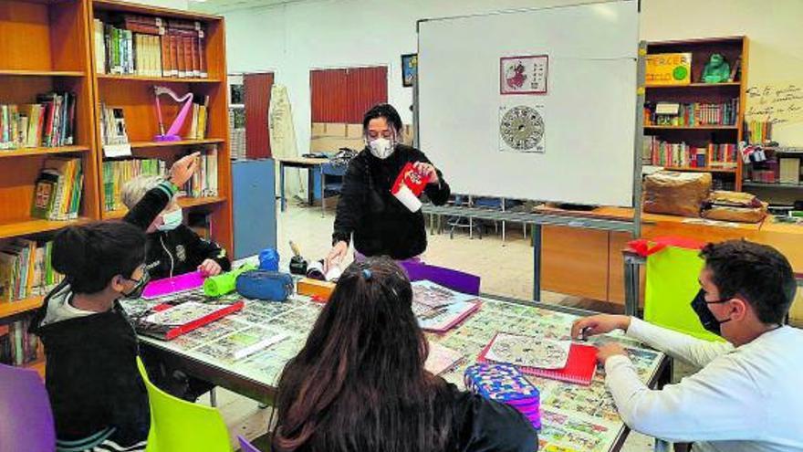 Un grupo de alumnos durante una clase de chino impartida durante el recreo.