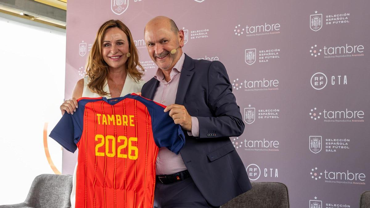 La CEO de Tambre, Inge Kormelink, y el presidente de la RFEF, Rafael Louzán, en la presentación del acuerdo.