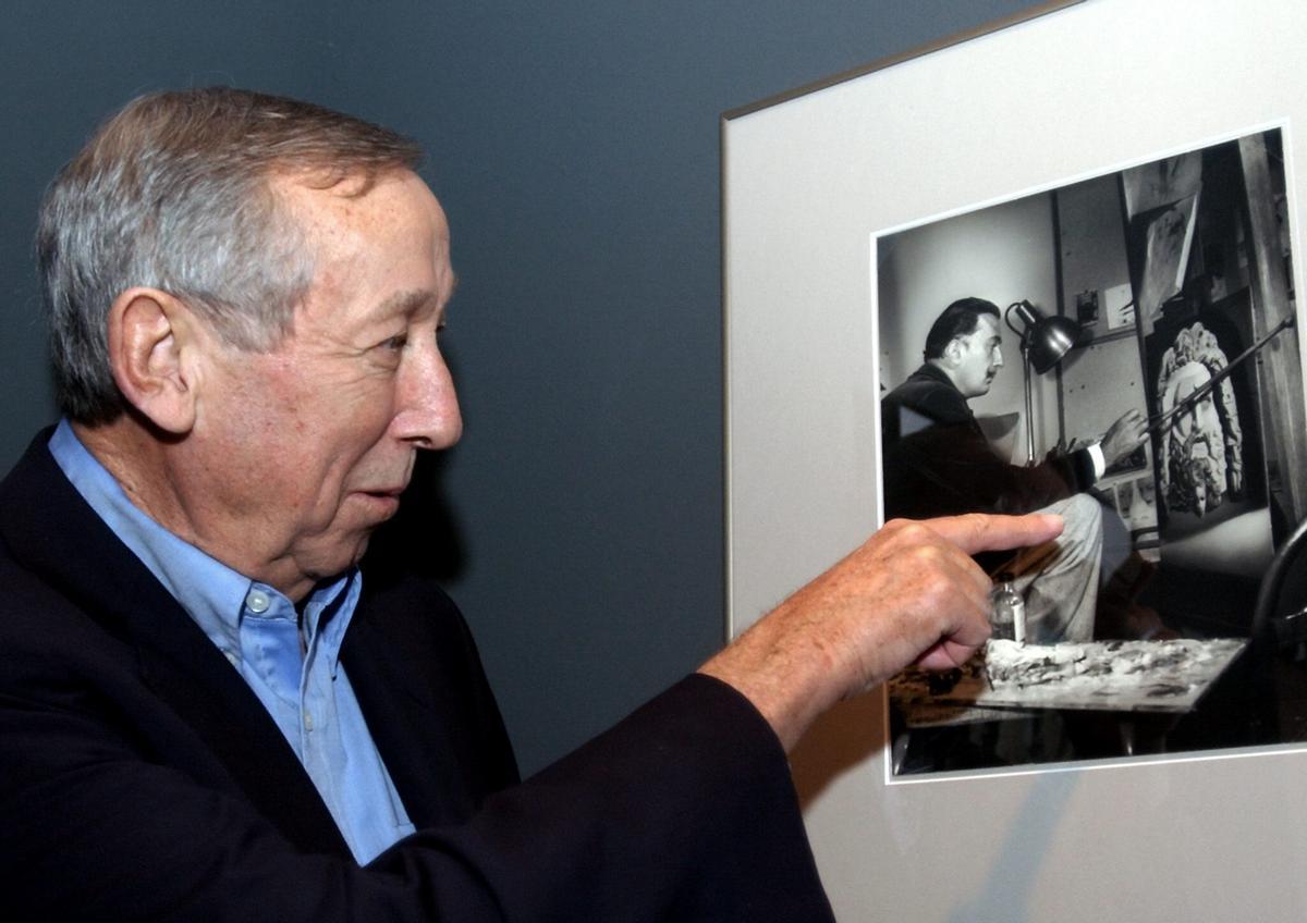 Roy Disney, nebot de Walt, amb una foto de Dalí dibuixant 'Destino'.