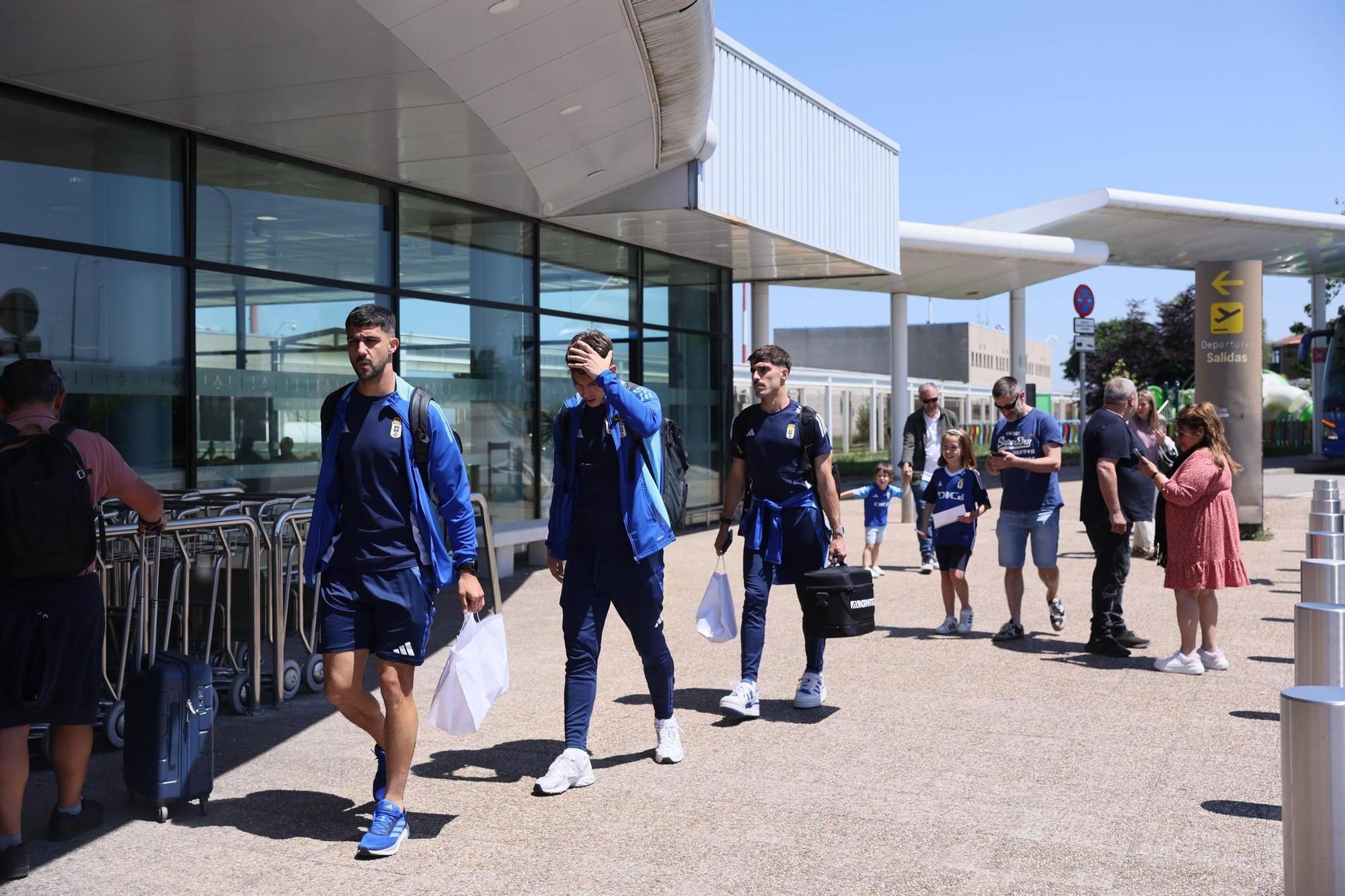 En imágenes: así fue la despedida de la afición azul al Real Oviedo en el Aeropuerto de Asturias