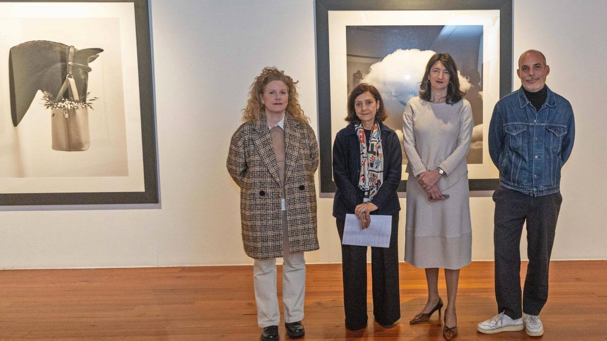 Ana Berruguete, Oliva María Rubio, Paloma Vela y César Martínez-Useros, en la muestra 'La naturaleza de las cosas', abierta en Afundación Santiago con fotos de Chema Madoz.