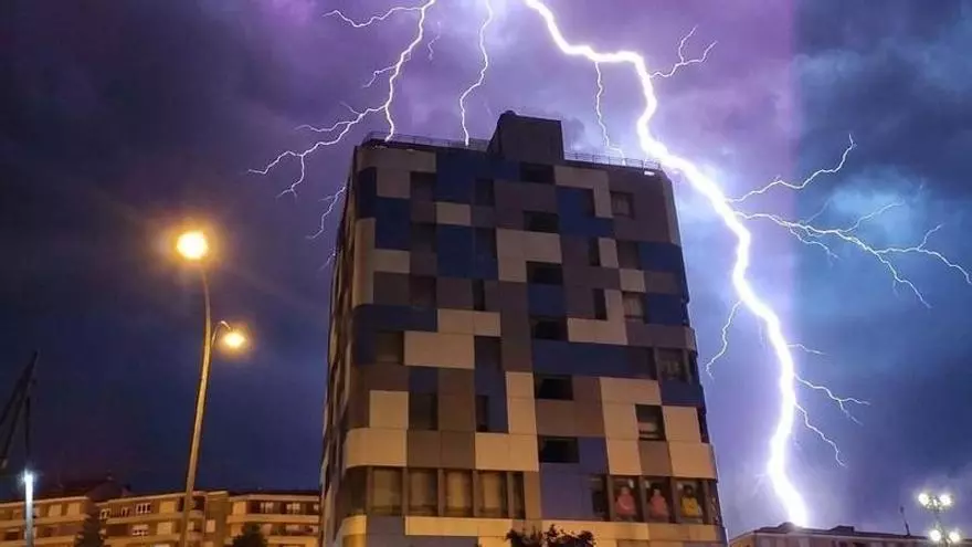 Casi 2.700 rayos en menos de dos horas y 30,4 grados a las tres de madrugada: la espectacular tormenta que iluminó el cielo de Asturias