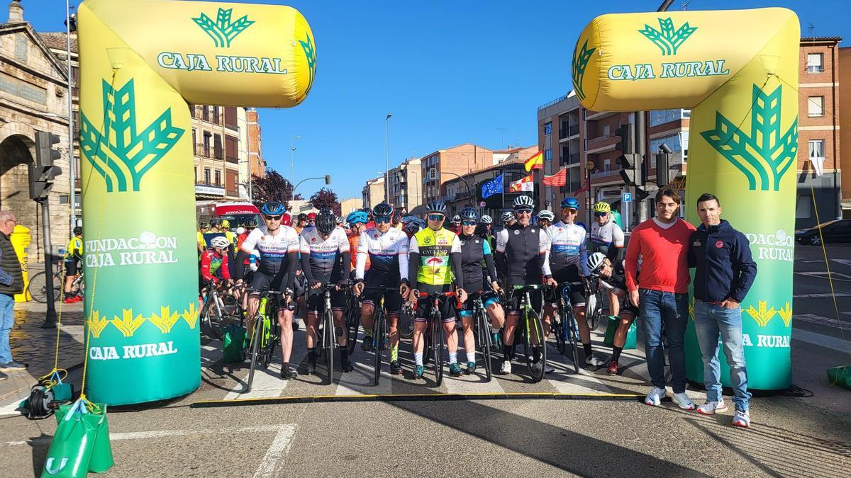 Imagen de la salida de la prueba ciclista en Toro