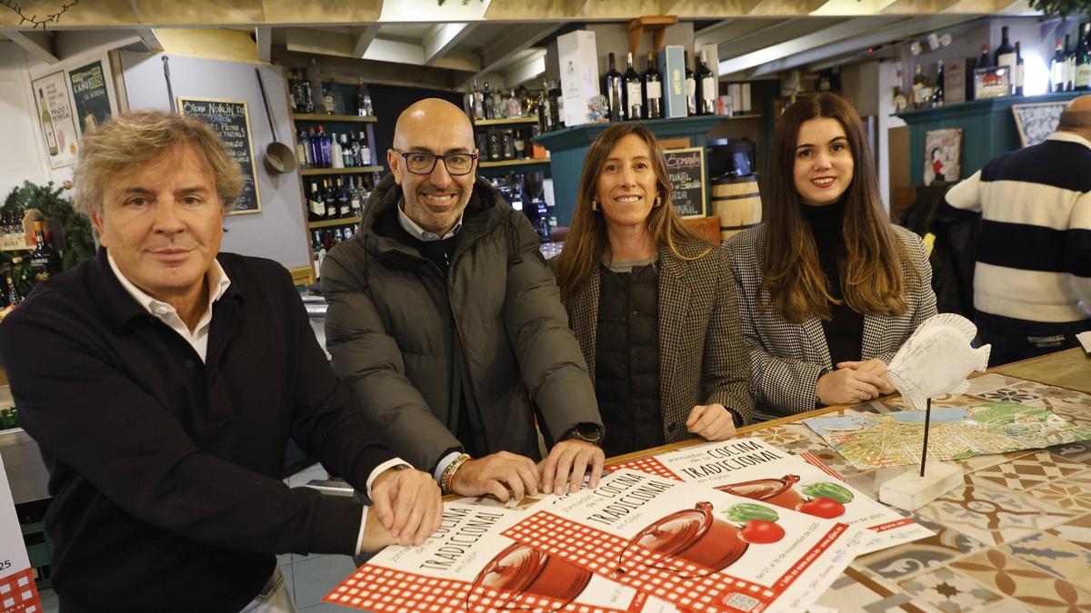 Ángel Lorenzo, Oliver Suárez, Ángela Pumariega y Carla Álvarez esta mañana en las Jornadas de Cocina Tradicional de Gijón