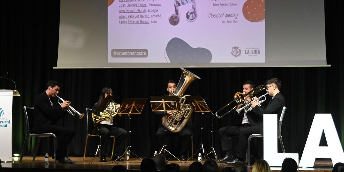 Como es preciptivo, en el pregón que dio ayer inicio a los actos del 175º aniversario de La Lira no faltó la música.