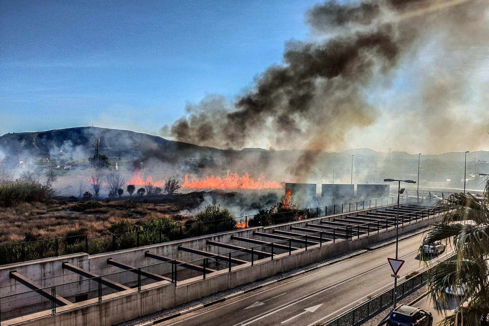 Un incendio en una parcela de la calle Temistocles Almagro en Orihuela obliga a movilizar a medios aéreos