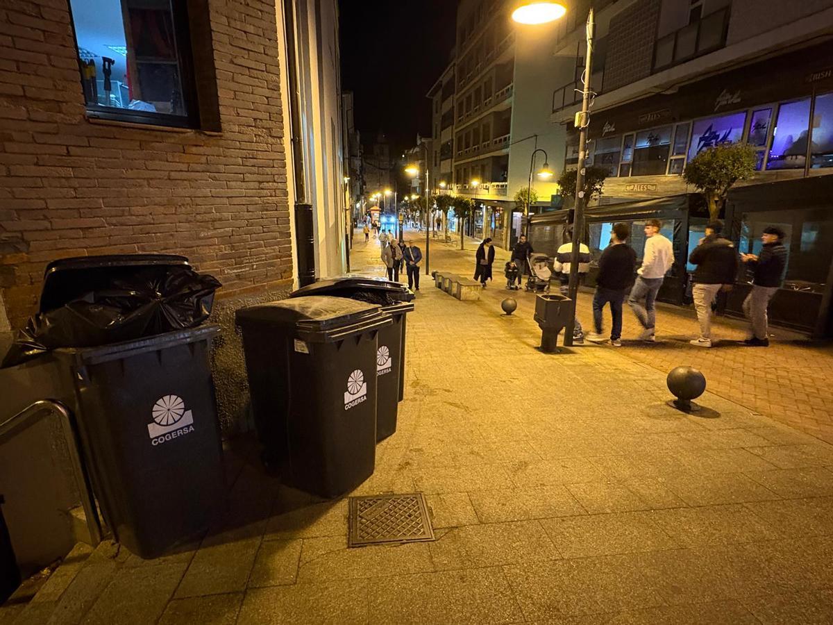 Los nuevos cubos de basura de "quita y pon" en el centro de Cangas del Narcea.