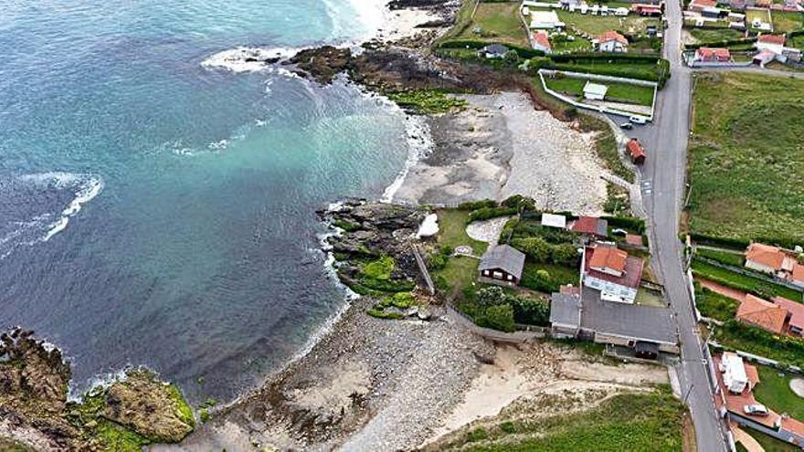 Vista de la playa de O Reiro, una de las afectadas por la construcción del puerto exterior.