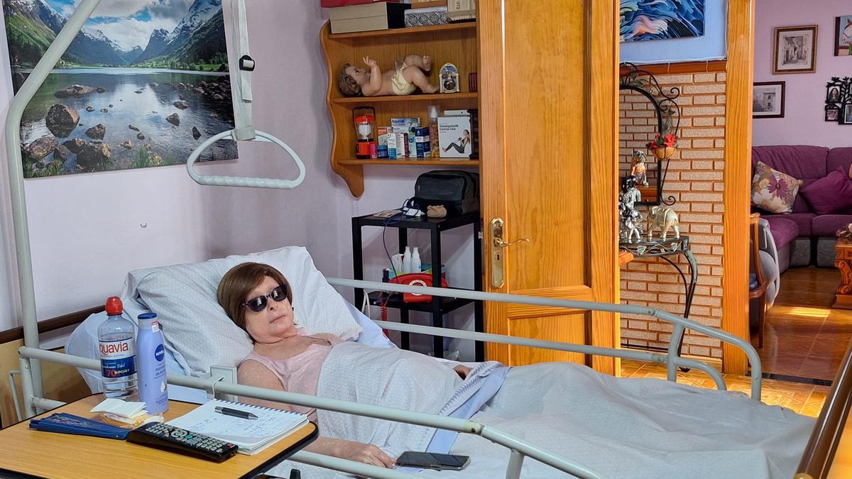Olga Rivero convaleciente en su casa de la calle Unión, en la que el empedrado complica sus desplazamientos.