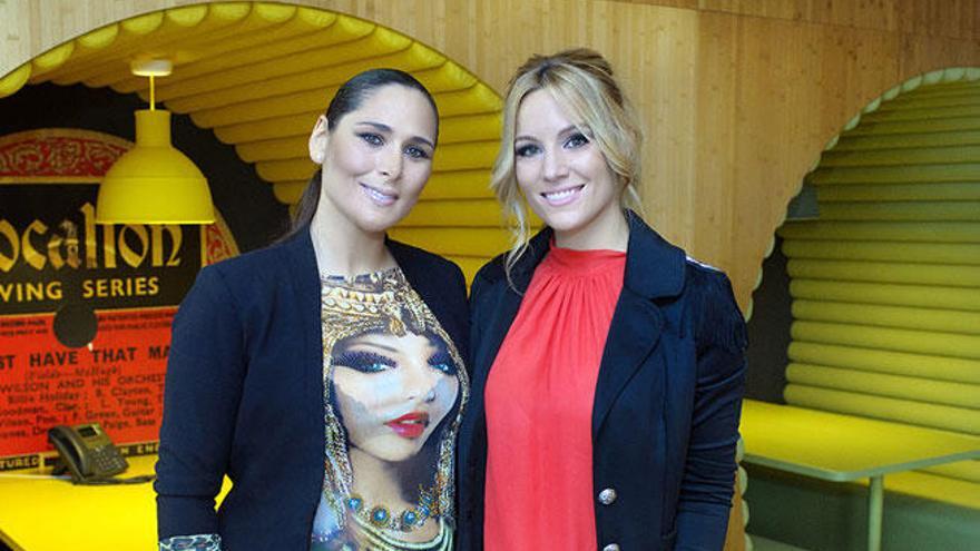 Rosa López posa con Edurne.