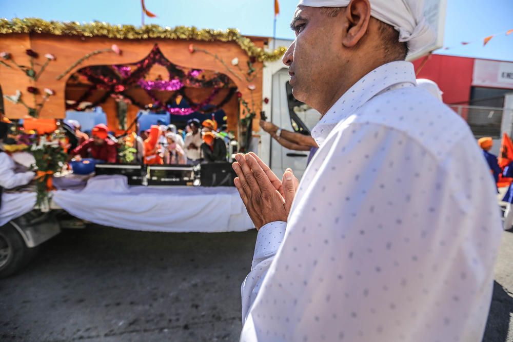 La comunidad Sikh recorre Torrevieja en un colorid