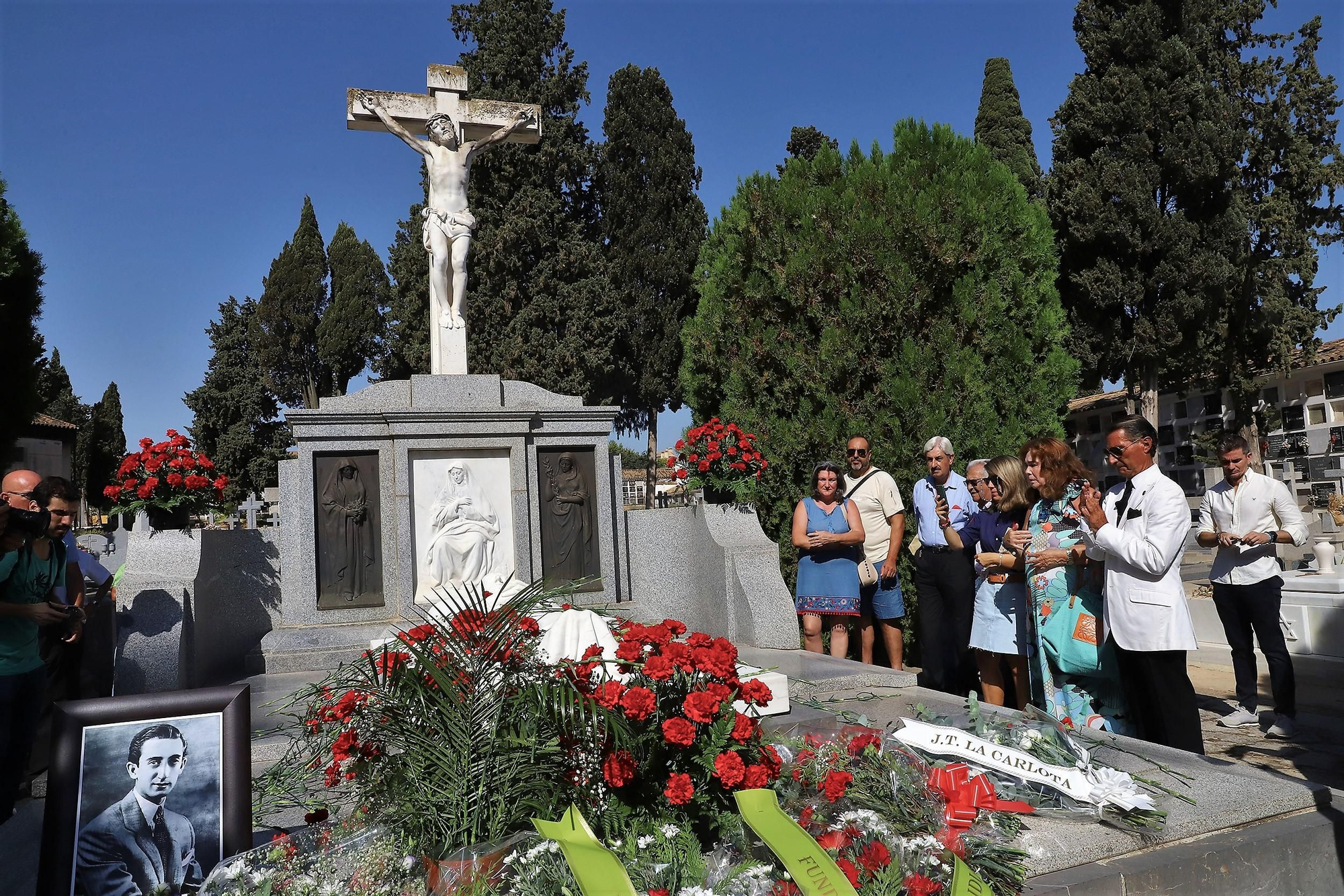 Ofrenda floral en el 75 aniversario de la muerte de Manolete