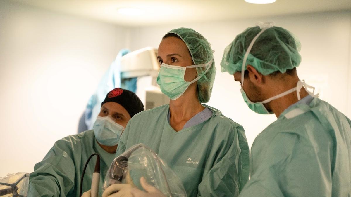 En el centro, la neurocirujana galardonada Elsa González Perez