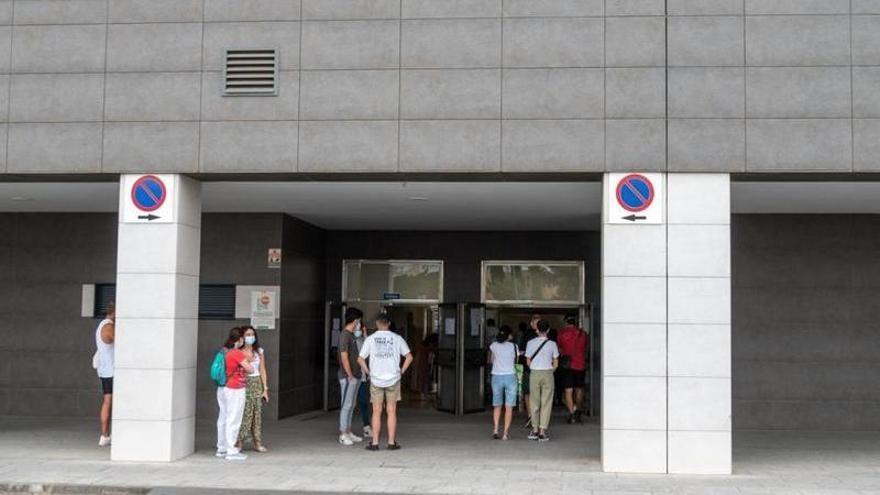 Varias personas forman una cola en la puerta del salón Guadiana del Hospital Universitario de Badajoz, el martes.